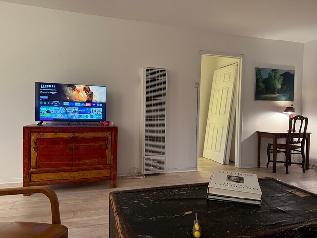 Building Photo - 635 Palms Blvd