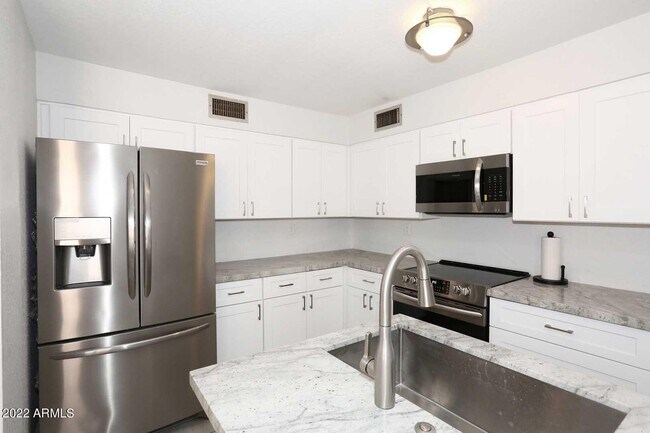 Building Photo - 8428 N 16th Pl