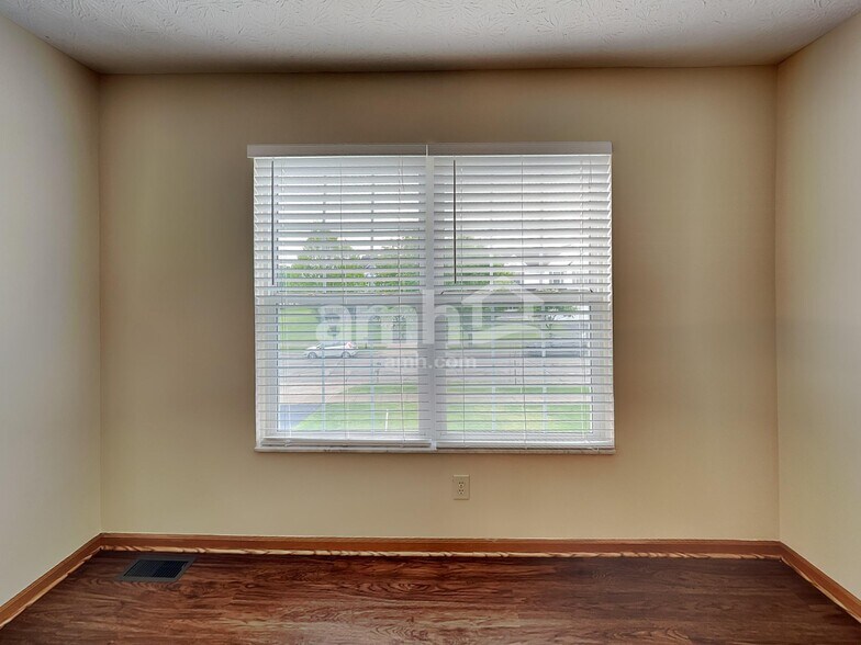 Building Photo - 452 Crestmoore Dr