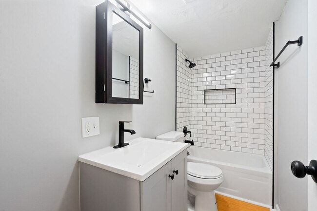 Building Photo - Renovated 2 Bed, 1.5 Bath Rowhome in Hazelwood - Central AC & Heat, Laundry - Available Now!