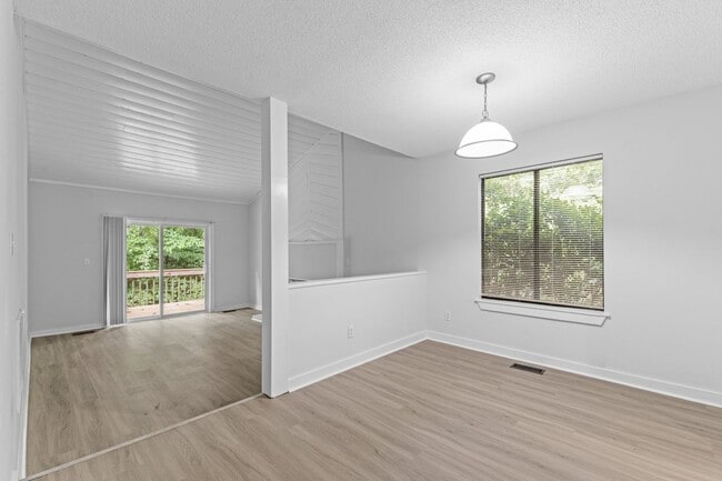 Building Photo - AVAILABLE NOW - Updated 2 Bedroom Duplex w...