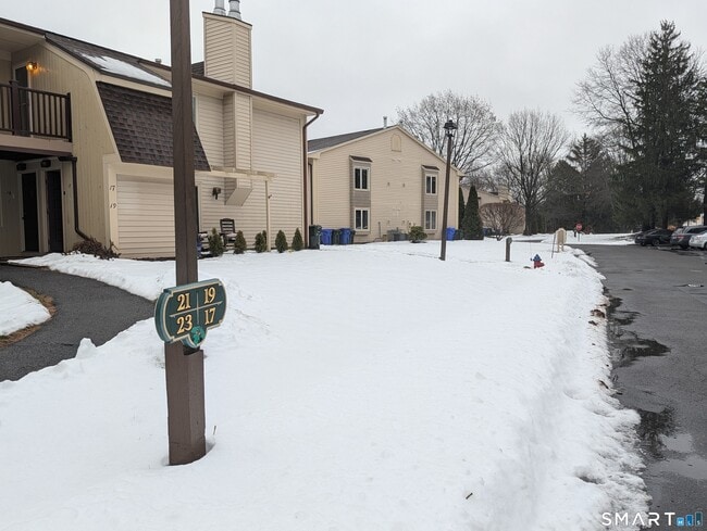 Building Photo - 17 Little Oak Ln