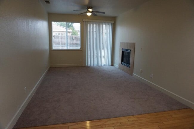 Building Photo - 424 Barclay Way