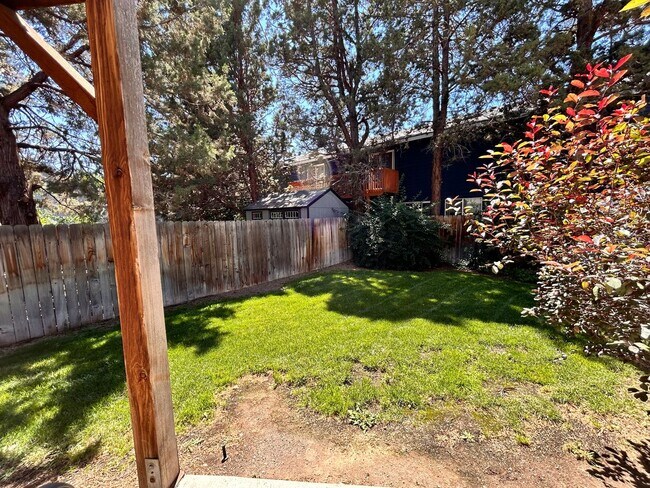Building Photo - 2 Bed/2 Bath Apartment in NE Bend - Worthington Court