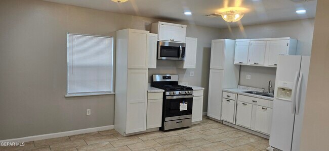 Building Photo - 8828 Kenneth St