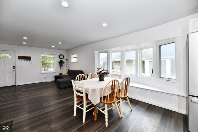 Building Photo - 1924 Mansfield St