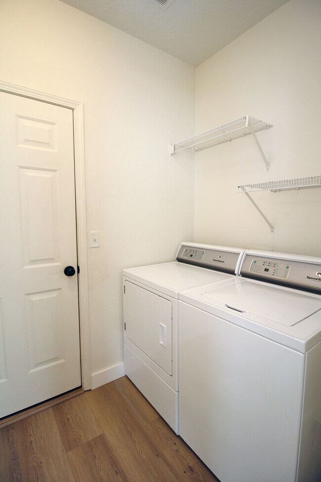 Building Photo - Custom-Built 5 Bedroom/3 Bath Home In A Great Sunnyside Neighborhood