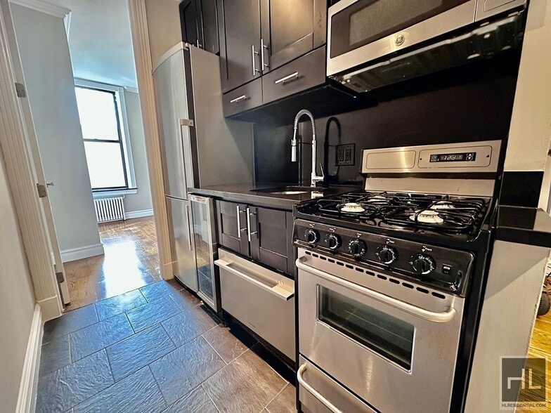 Building Photo - Mott Street