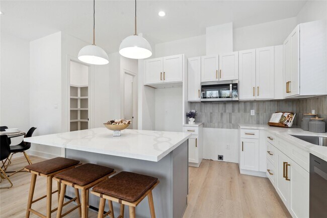 Building Photo - 6528 Weston St