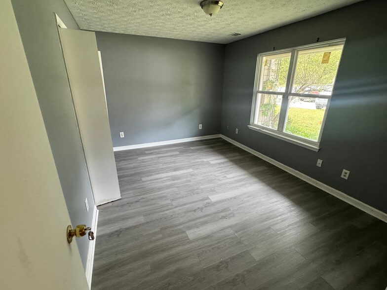 Building Photo - Room in Apartment on River Park Dr
