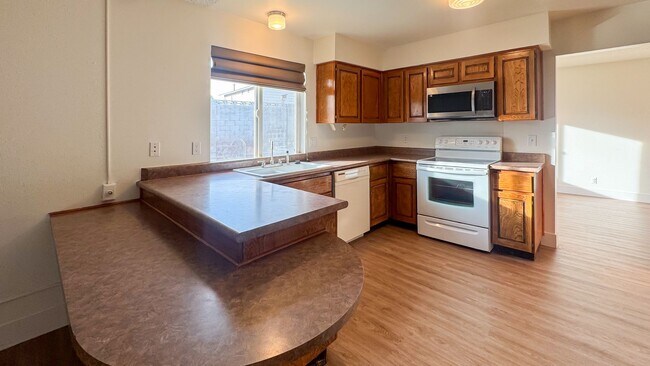 Building Photo - Move-In Ready 3-Bedroom with Pool / Lawn and Pool Service Included!