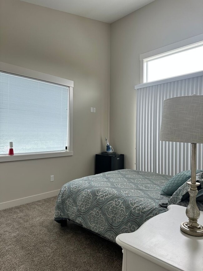 Building Photo - Year Round Rental- 4 bedroom, 2.5 bath in ...