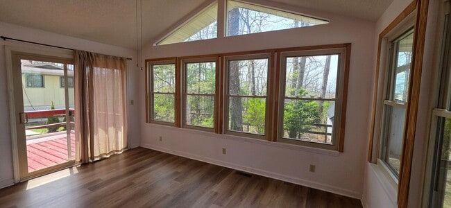 Building Photo - Location, Location, Location! This 3 bedroom / 2 bath is located within walking distance to Druid...