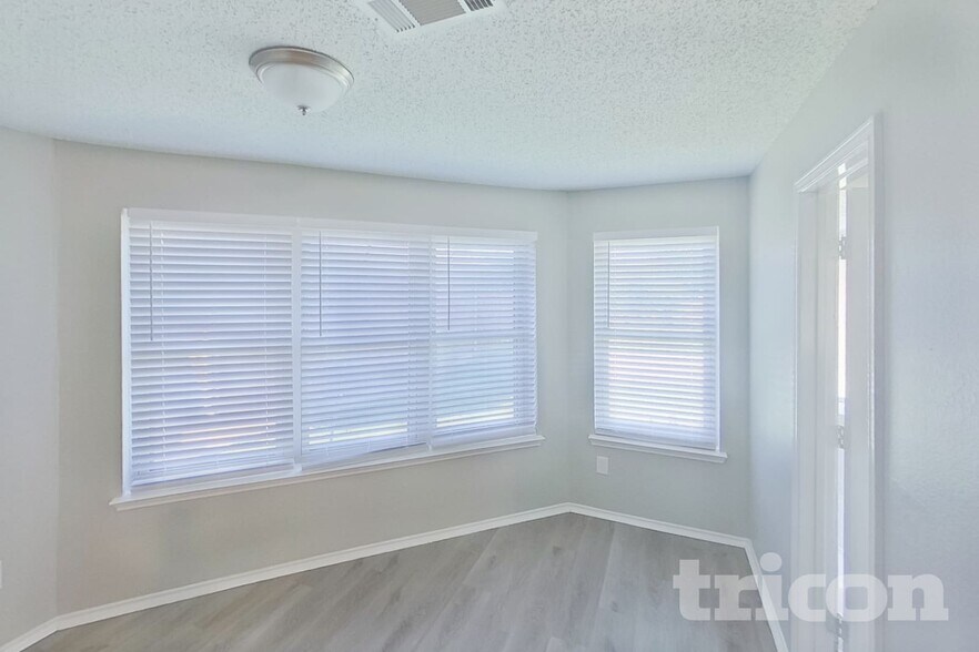 Building Photo - 1253 Essex Dr