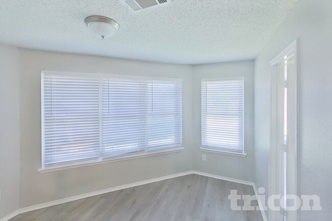 Building Photo - 1253 Essex Dr