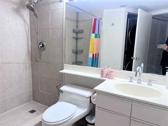 Building Photo - 3600 Mystic Pointe Dr