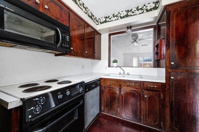 Building Photo - 1609 Mapleton Dr