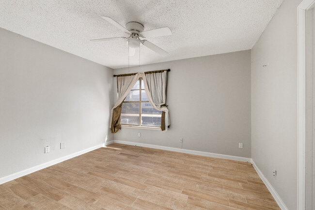 Building Photo - 7145 Fair Oaks Ave