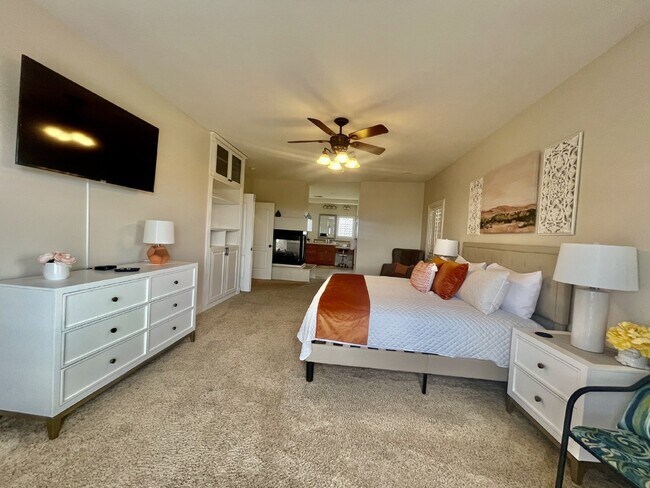 Building Photo - Luxurious 5-Bed, 4-Bath Fully Furnished Home in Henderson-