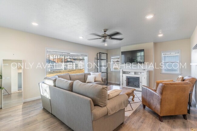 Building Photo - 976 Briar Ave