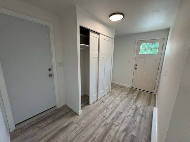 Building Photo - Newly Remodeled 2 Bedroom 1 Bathroom - Duplex