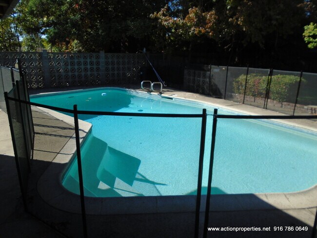 Building Photo - Central Roseville, Single Story Large Yard, Pool w/ Service 3 bedrooms, 2 baths,  1931sqft Gardne...