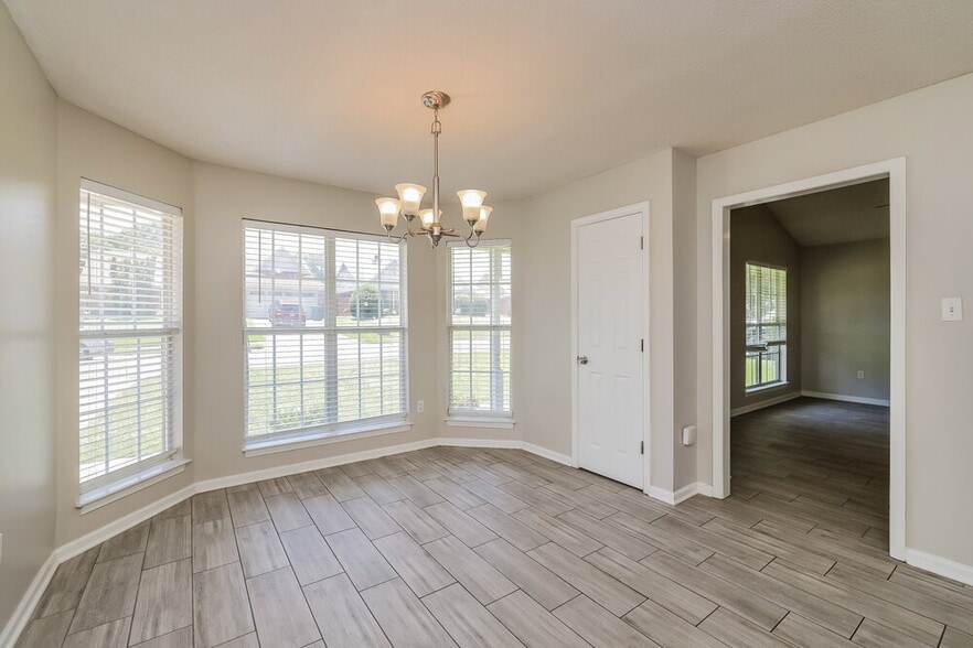 Building Photo - 1104 Parkview Cir N