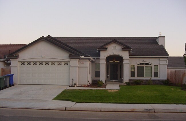 Building Photo - 93720 zip Willow and Nees