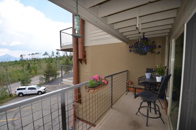 Building Photo - Updated Unit! Great Views! Year lease!