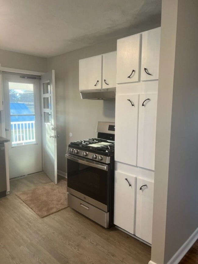 Building Photo - Recently Renovated Single Family