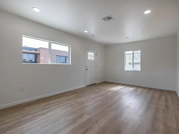 Building Photo - 938 E Waverly St