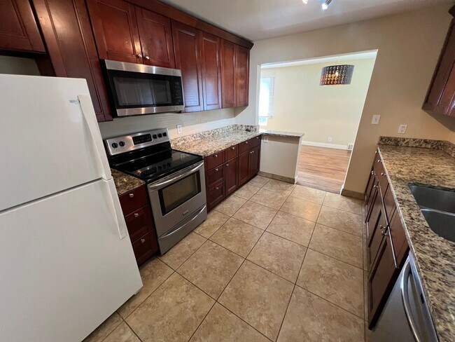 Building Photo - Spacious Lakewood Home