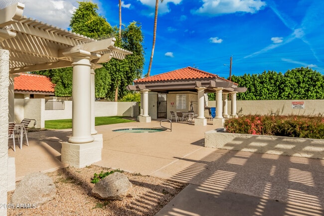 Building Photo - 625 E Northview Ave