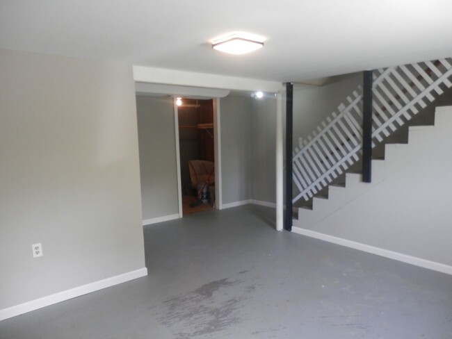 Building Photo - Great 2 Bedroom Duplex In SW Columbia!