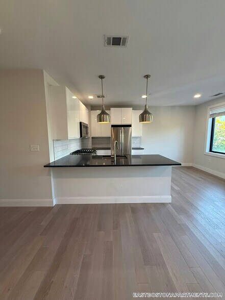 Building Photo - 152 Liverpool St