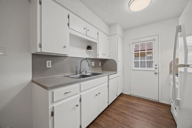 Building Photo - 6204 Linda Ln