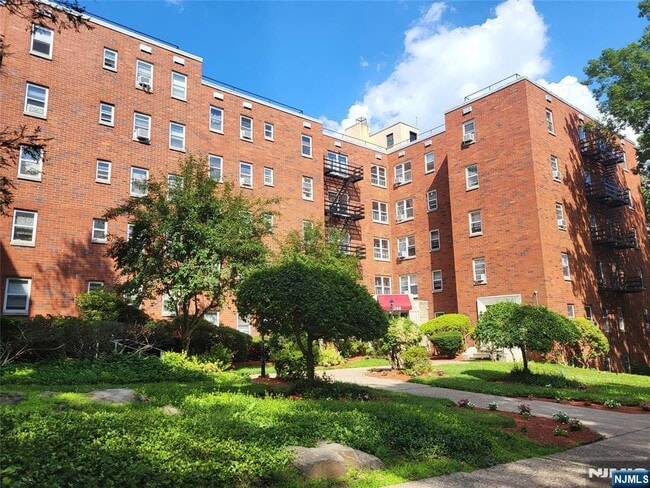 Primary Photo - 2340 Linwood Ave