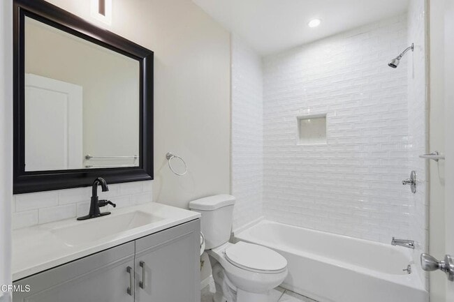 Building Photo - 6721 1/2 Vineland Avenue Unit