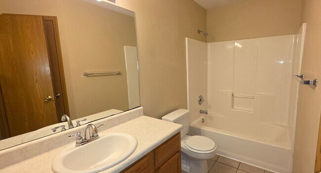 Building Photo - Beautiful 3 Bedroom 2 Bath in Battlefield for $1,495!