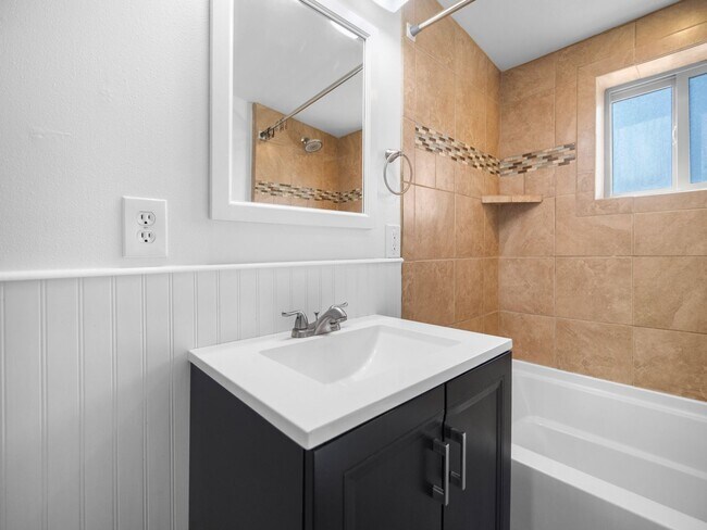 Building Photo - Modern & Cozy Retreat in Spokane – Prime Location Near Downtown