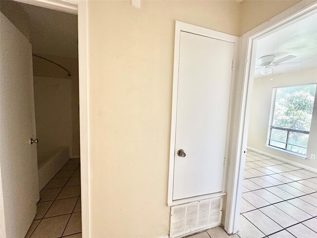 Building Photo - 207 W William Cannon Dr