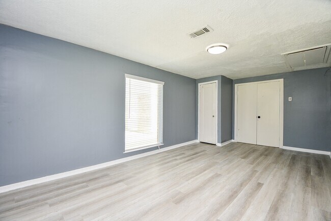 Building Photo - 12015 Osage Park Dr