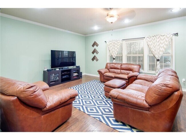 Building Photo - August 2025 Move In! Beautiful 3 Bed, 3.5 ...
