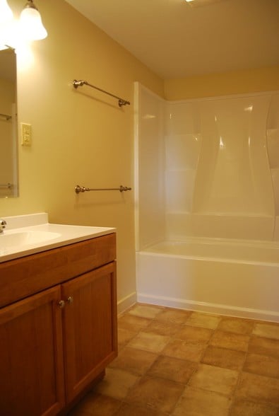 Newly remodeled bathroom - 2128 MS-27