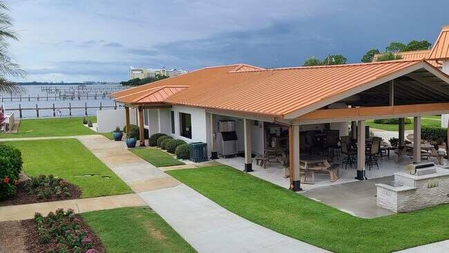 Building Photo - 2100 W Beach Dr