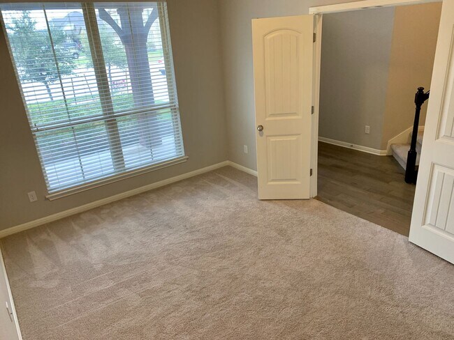 Building Photo - Beautiful 4 bedroom, 2.5 bathroom home in ...