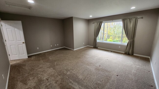 Huge bonus/theater room upstairs - 7409 245th Way NE