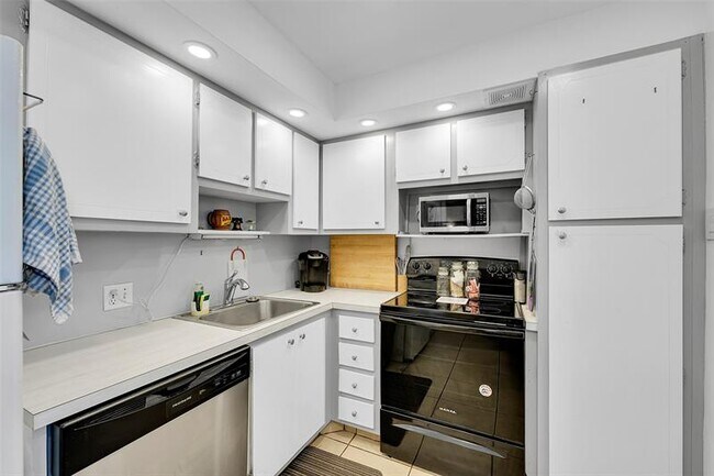 Building Photo - 3150 N Palm Aire Dr