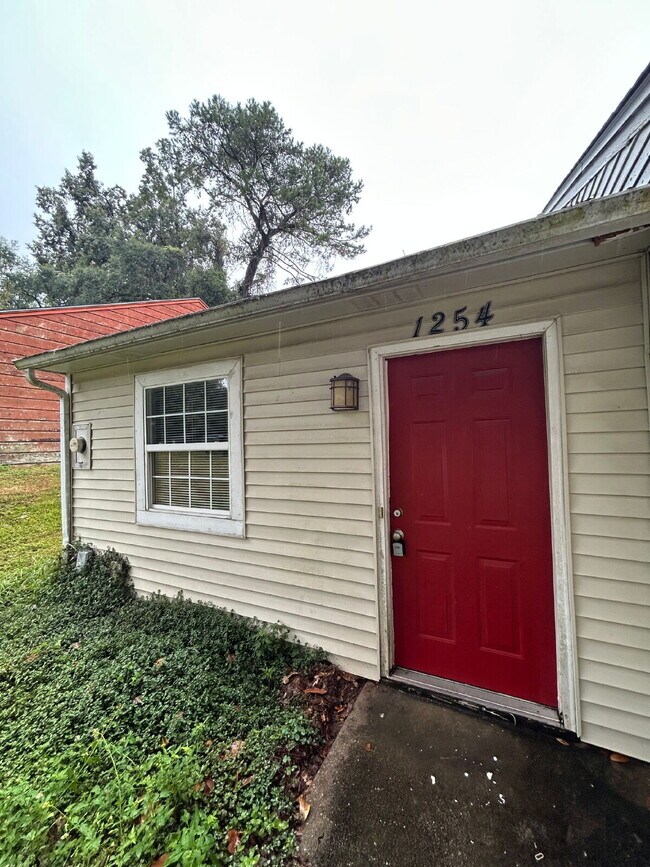 Building Photo - Perfect 1 Bedroom 1 Bathroom With Fenced In Backyard!