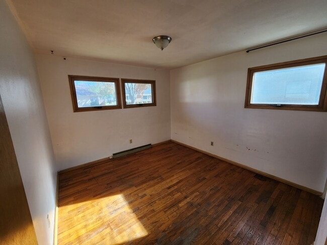 Building Photo - 3 bedroom house